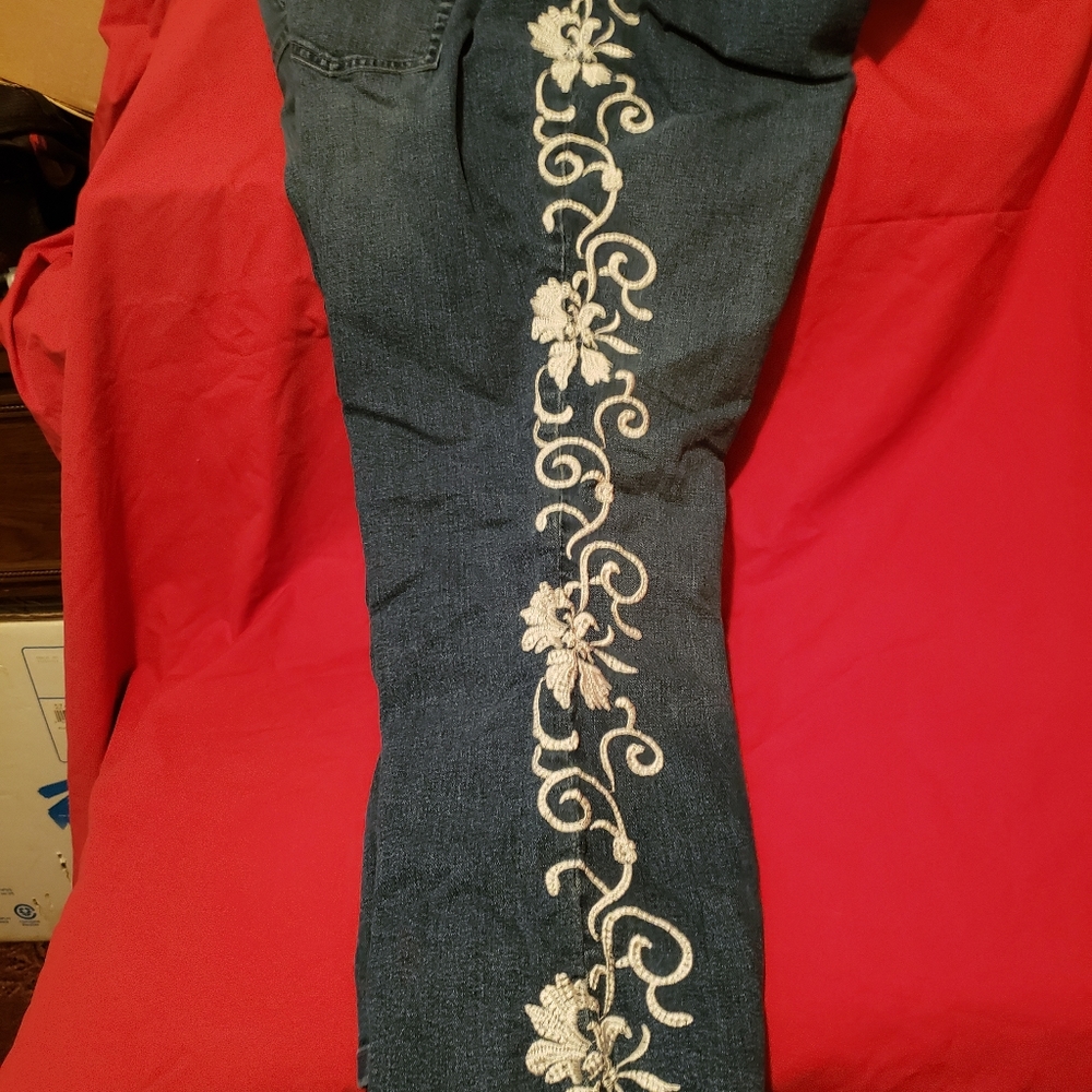 SZ 30W-DENIM 24/7 JEAN W/WHITE EMBROIDERED FLOWERS
